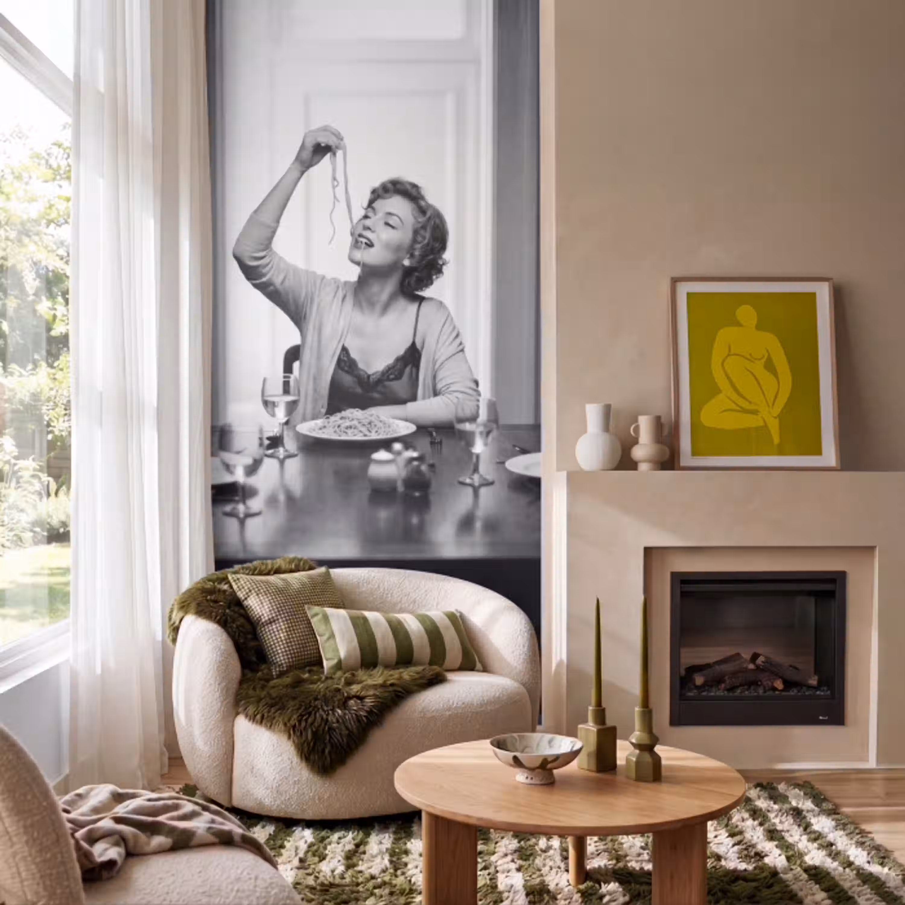 Vrouw - Spaghetti - Zwart - Wit Behang Vlies klein -sfeer2