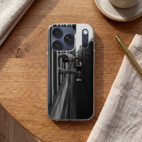 Wijnfles - Glas - Handen - Raam Telefoonhoesje iPhone 17 Pro klein -sfeer1
