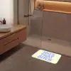 100% that bitch - Blauw - Wit Badmat klein -sfeer2