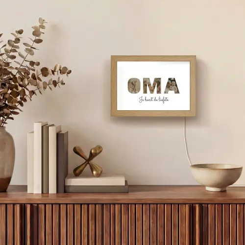 Oma - Lettercollage Light Box met kabel (Tafellamp) klein -sfeer2