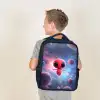Rood buitenaards wezentje zwevend in kleurrijke kosmos Rugzak - Zwart middel -sfeer2