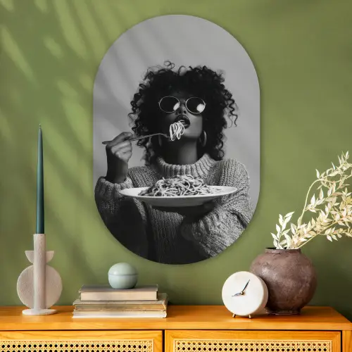 Vrouw - Pasta - Zwart - Wit Wandcirkel Ovaal Glas middel -sfeer2