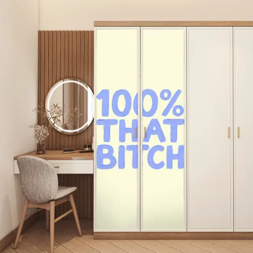 100% that bitch - Blauw - Wit deurposter klein -sfeer3