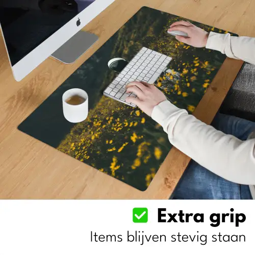 Astronaut - Bloemen - Veld - Geel Muismat XXL klein -sfeer3