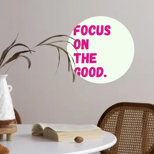 Focus on the good - Beige - Roze Wandcirkel behangsticker klein -sfeer3