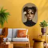 Vrouw - Beige - Bloem - Modern - Portret Wandcirkel Ovaal Glas middel -sfeer4