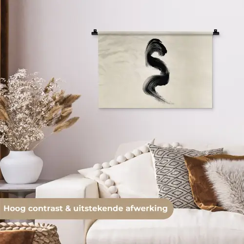 Penseelstreek - Zwart - Minimalistisch Wandkleed katoen klein -sfeer1