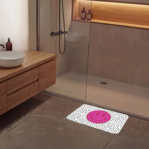 Smiley - Roze - Stippen Badmat klein -sfeer2