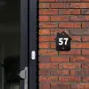 Zwarte houten nerf - Traditioneel Naambord Huisje klein -sfeer2