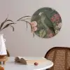Groene papegaai - Kleurrijke bloemen - Donkere achtergrond Akoestische PET Vilt - Rond klein -sfeer3