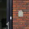 Effen lichtgrijs - Sierlijk Naambord Huisje klein -sfeer2