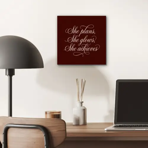 She plans she glows she achieves - Rood - Cursief aluminium wit klein -sfeer5