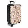 Beige achtergrond met abstracte rode lijnen NBS - Handbagage koffer - Unisex middel -productfoto_3d