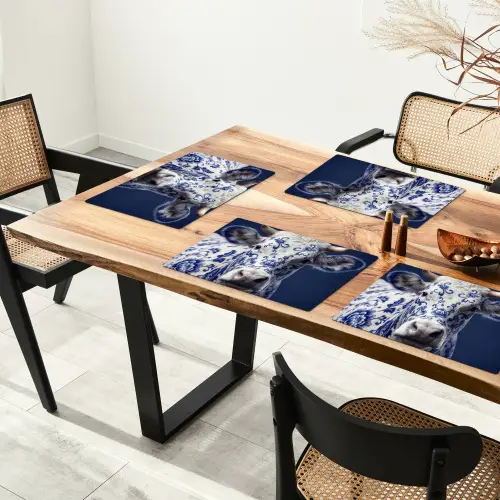 Koe - Delfts - Blauw - Artistiek Placemat vinyl groot -zzsfeer4_Kitchenyeah-website