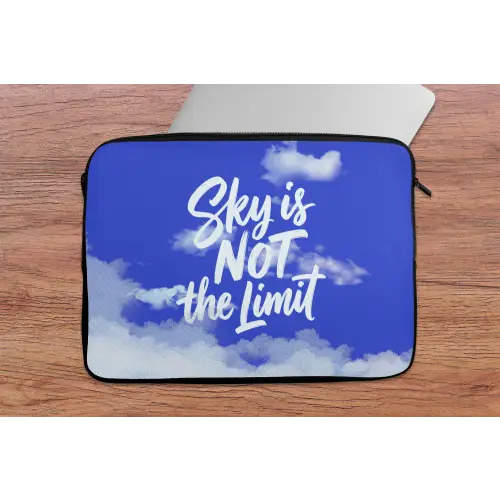 Sky is not the limit - Blauwe lucht - Wolken laptophoes neopreen klein -tafel