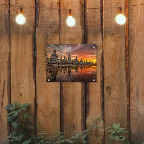 Rij van Boeddha-beelden bij zonsondergang tuinposter los doek klein -sfeer1