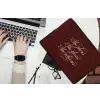She plans she glows she achieves - Rood - Cursief laptophoes neopreen klein -bureau