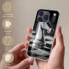 Paard - Hout - Schaalbord - Zwart Telefoonhoesje iPhone 17 Pro Max klein -sfeer3_NL
