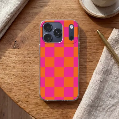 Schaakbord print - Oranje - Roze - Blokjes Telefoonhoesje iPhone 17 Pro klein -sfeer1