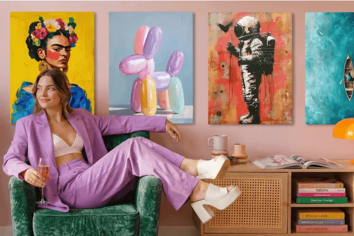 Onlywow Frau im lila Anzug sitzt entspannt in einem Sessel mit einem Glas Champagner, umgeben von farbenfroher Wanddekoration und Kunstprints.
