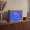 Blauw - I am that woman - Sierlijk - Minimalistisch Light Box met batterij (Wandlamp) middel -sfeer2