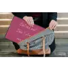 eat me out don't stress me out - Roze - Minimalistisch laptophoes neopreen klein -tas