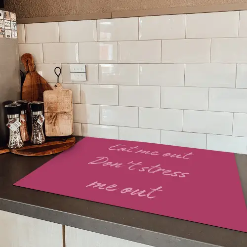 eat me out don't stress me out - Roze - Minimalistisch Inductie beschermer vinyl 3mm klein -sfeer3