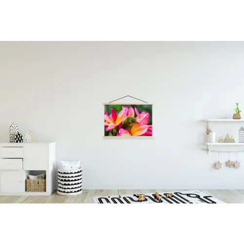 Tropische vogel tussen roze bloem textielposter latten blank klein -kinderkamer