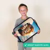 Leeuw uit een vliegtuigraam met zijn duim omhoog Kinderkoffer - Zwart klein -sfeer4_NL