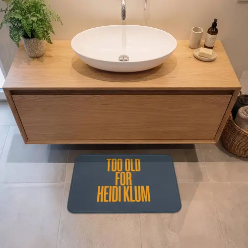 Too old for heidi klum - Geel - Blauw Badmat klein -sfeer1