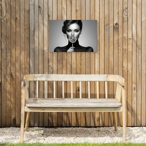 Vrouw - Lolly - Zwart Tuinposter op houten frame 2 cm dik klein -sfeer4