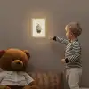 Knuffelbeer - Oranje bloemen - Vriendelijk Light Box met kabel klein -sfeer4a_kind