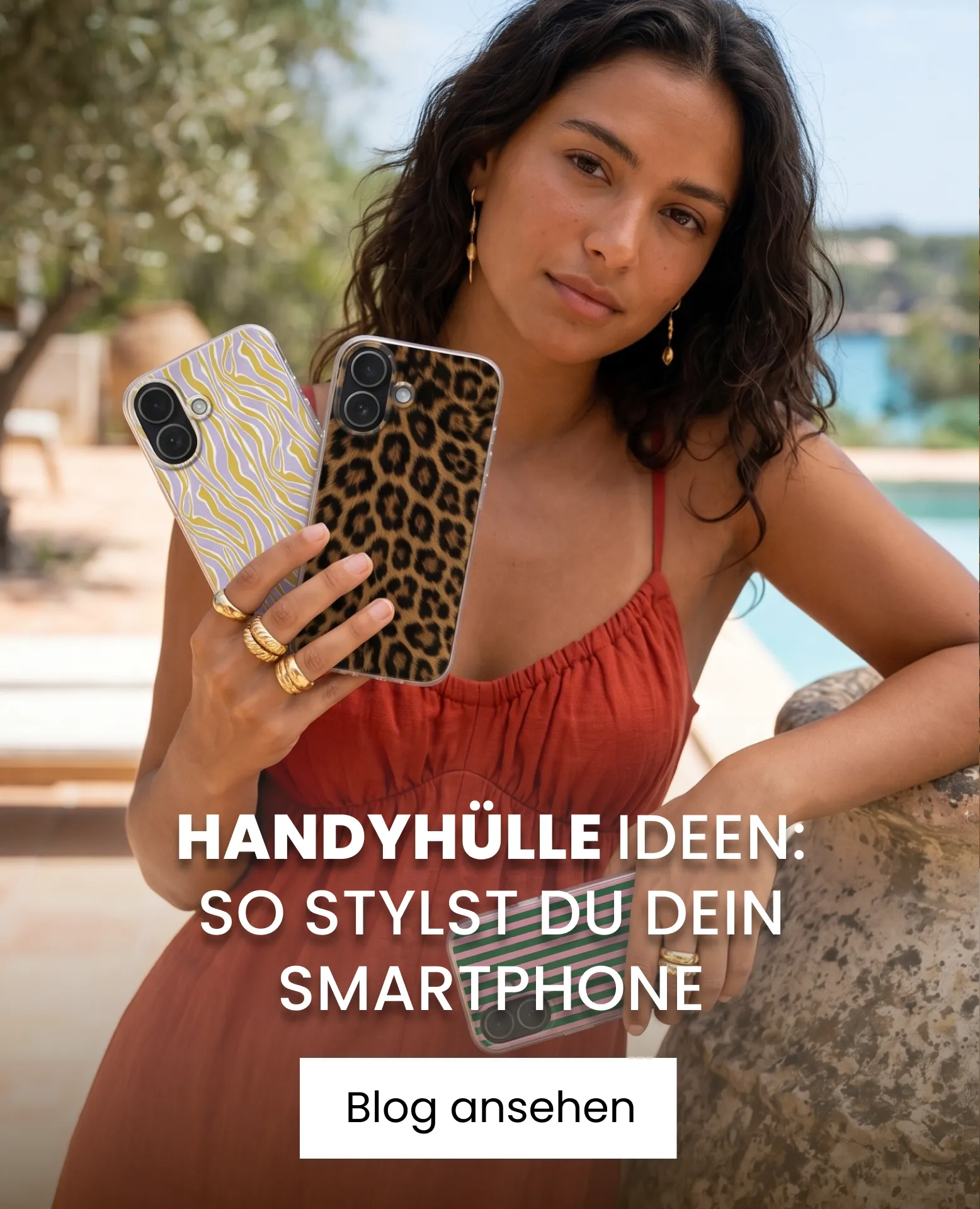 Frau mit zwei Handyhüllen