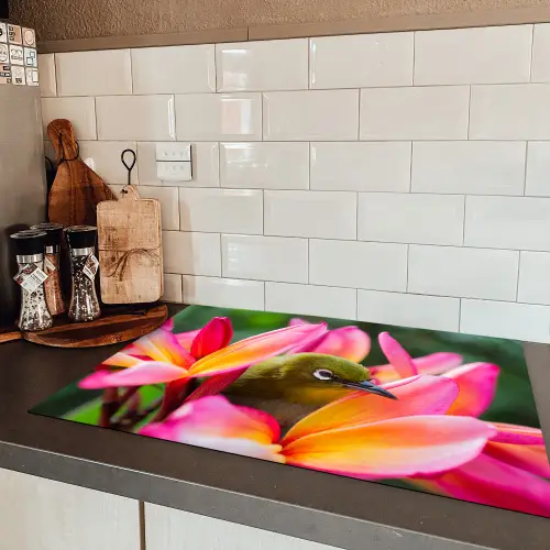 Tropische vogel tussen roze bloem Inductie beschermer vinyl 3mm klein -sfeer3