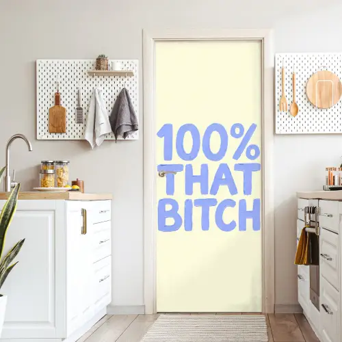 100% that bitch - Blauw - Wit deurposter klein -sfeer5