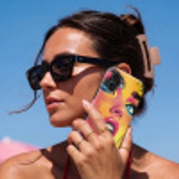 Close-up - Vrouwengezicht - Stippen - Geel Toughcase MagSafe Apple iPhone 17 klein -Sfeer2V