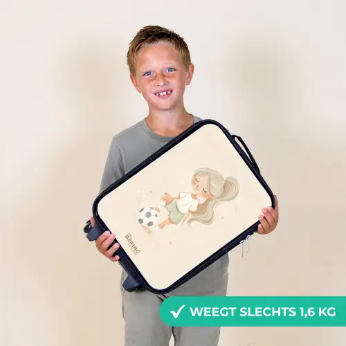 Meisje met een voetbal in beige kleuren Kinderkoffer - Zwart klein -sfeer4_NL