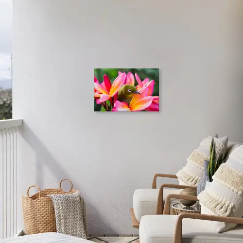 Tropische vogel tussen roze bloem Tuinposter op houten frame 2 cm dik klein -sfeer1