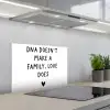 Engelse quote "DNA doesn't make a family, love does" met een hartje op een witte achtergrond keuken achterwand spatscherm klein -3d_schuin