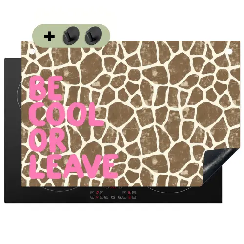 Tekst - Be cool or leave - Roze - Giraffenprint Inductie beschemer met haakjes klein -3d