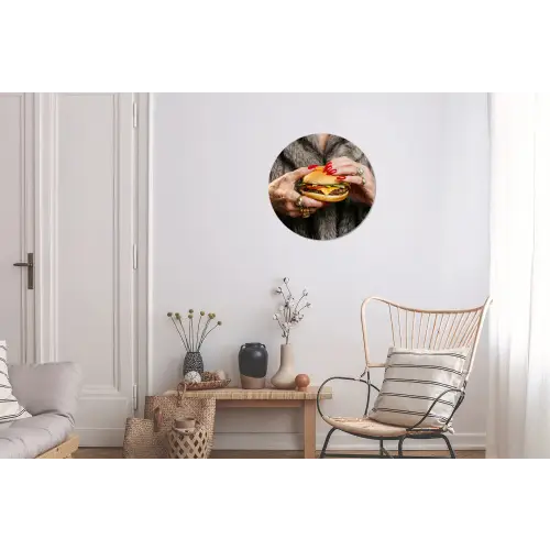 Vrouw - Hamburger - Bontjas Wandcirkel aluminium klein -woonkamer