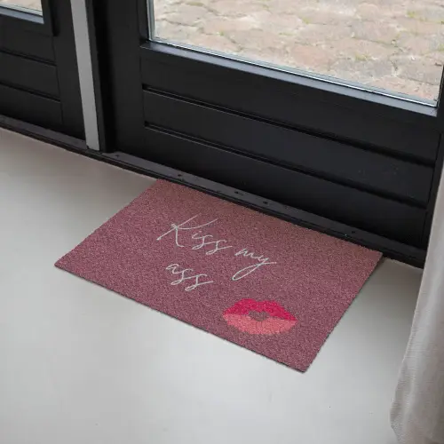 Kiss my ass - Lip - Bordeaux Deurmat klein -sfeer2