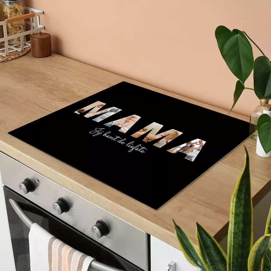 Een inductiebeschermer met de tekst 'Mama jij bent de liefste'.