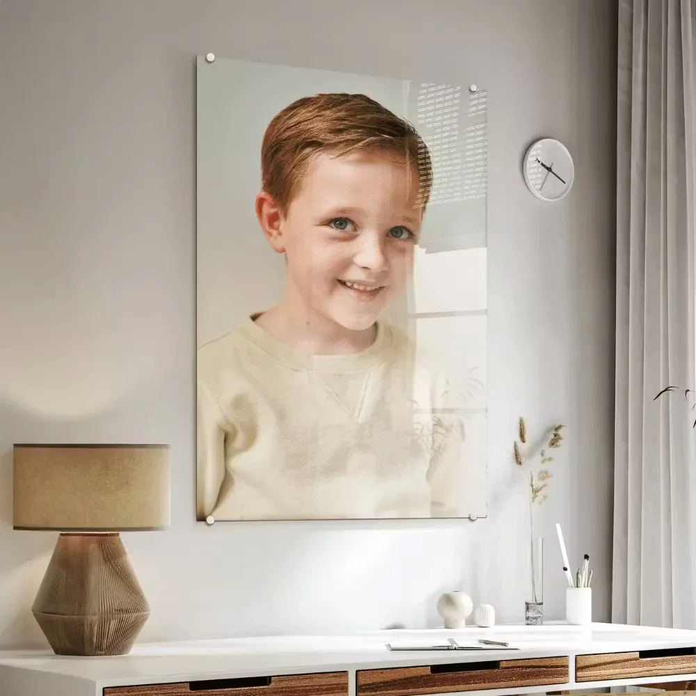 Foto op glas, met een jongetje erop