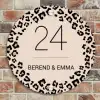 Beige luipaardprint - Klassiek Naambord Rond klein -sfeer2