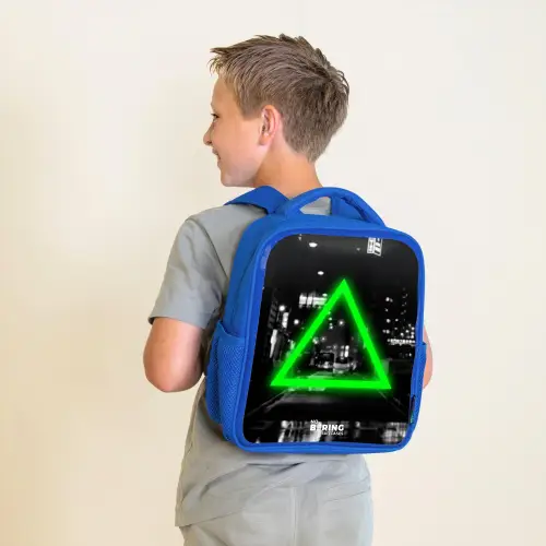 Felgroene driehoek Kinderrugzak - Blauw middel -sfeer2