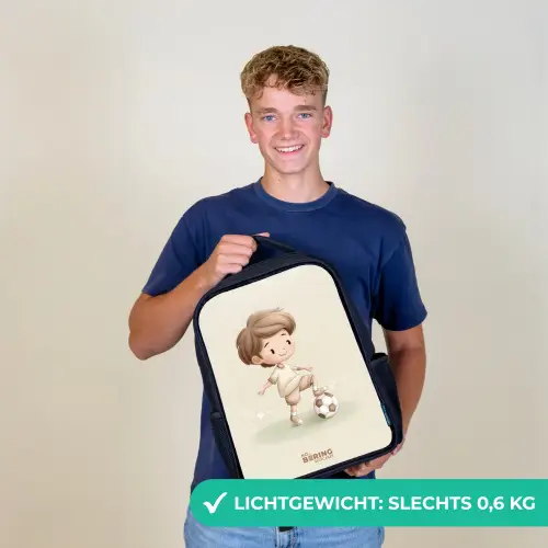 Jongen met een voetbal in bruine tinten Rugzak - Zwart middel -sfeer7_NL