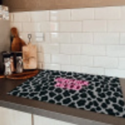 Panterprint - Zwart - Neonletters - Roze Inductie beschermer vinyl 3mm klein -sfeer3