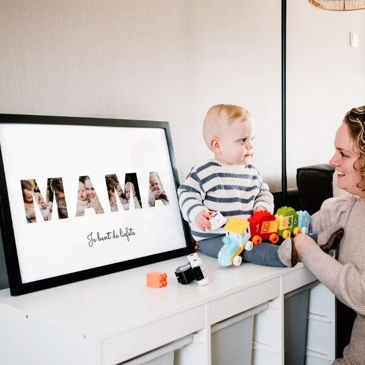 Een fotolijst met de tekst 'Mama je bent de liefste'.