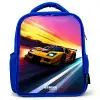 Gele raceauto bij kleurrijke zonsondergang Kinderrugzak - Blauw middel -3d